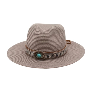 Détail d'un chapeau de paille bohème avec pierre turquoise et ruban ethnique tissé