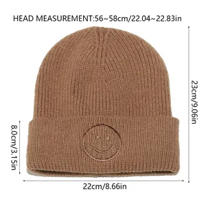 Größentabelle mit Maßen für die gestrickte Wintermütze mit Smile-Stickerei-Detail