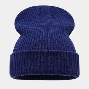 Détail de la texture d'un bonnet en maille côtelée bleu marine avec revers confortable