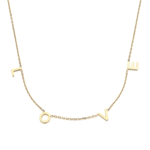 Élégant collier en acier inoxydable doré avec pendentif lettres LOVE sur fond blanc