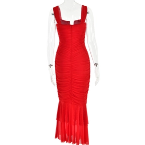 Vue arrière d'une robe moulante rouge froncée avec un ourlet sirène élégant au bas