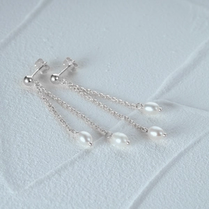 Detail view of 925 silver double chain drop earrings with baroque freshwater pearls
