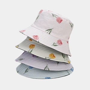 Pile de chapeaux de soleil en coton réversibles avec motifs de tulipes pastel