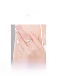 Détail de la bague chaîne en argent S925 avec disque étoile et pavé de diamants
