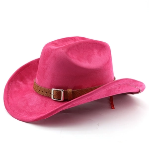 Détail d'un chapeau de cowboy rose en daim avec bande tressée marron et boucle argentée
