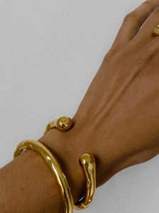 Dettaglio del set bracciale e anello placcati in oro 18 carati con trama martellata