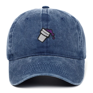 Vue détaillée de la broderie sur une casquette en jean délavé avec motif de gobelet