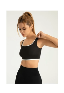 Détail de la brassière de sport noire haute élasticité avec bordures blanches contrastées