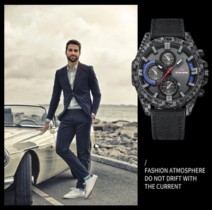 Détail d'une montre de sport militaire avec boîtier en carbone et bracelet tissé noir