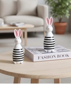 Dettaglio di moderne statuette di coniglio a strisce con eleganti texture in legno e stile