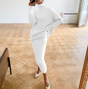 Dames witte gebreide set bestaande uit een coltrui en halflange rok in ribgebreid