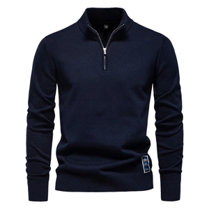 Détail d'un pull pour homme en maille bleu marine avec demi-zip et col montant côtelé