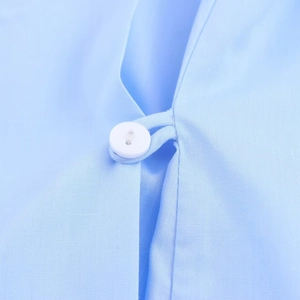 Chemise classique bleu clair avec d'élégants boutons blancs et revers détaillés