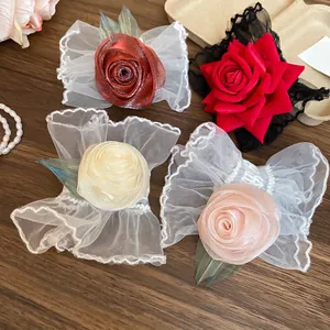 Ensemble de bracelets en dentelle rose élégante en rouge et crème sur bois rustique
