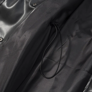 Macro détaillée du cordon de serrage réglable à l'intérieur de la veste en cuir noir