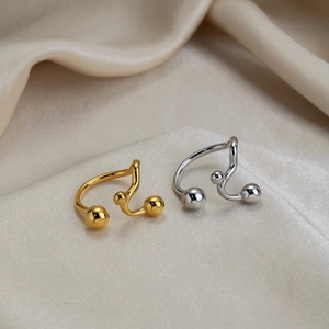 Manchettes d'oreilles irrégulières or et argent avec perles sur fond de soie