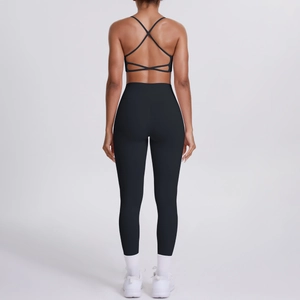 Vue arrière du soutien-gorge de sport à dos croisé et legging de yoga noir