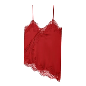 Top in raso rosso con scollo a V, inserti in pizzo e orlo asimmetrico in vista piana