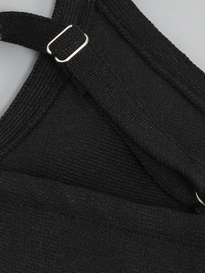 Detail eines schwarzen Strick-Schultergurts mit silberner Metallschnalle
