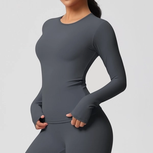 Détail du haut de yoga extensible avec poignets passe-pouce et coupe ajustée pro