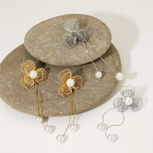 Elegant cutout flower tassel earrings with pearls in gold and silver plating