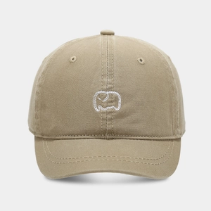 Klassische khakifarbene Baumwoll-Baseballkappe mit minimalistischer weißer Elefantenstickerei