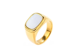 Detalle de anillo dorado minimalista con incrustación de nácar blanco rectangular