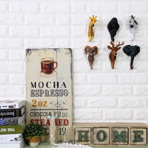 Ganci da muro creativi a testa di animale con cervo e zebra su muro bianco