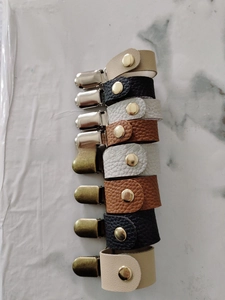 Detailansicht von PU-Lederclips mit Litschimuster und antiken Bronzeschnallen