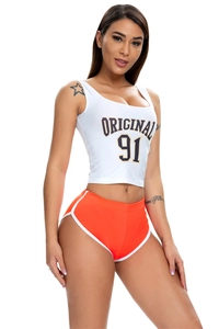 Detail von weißem ärmellosem Crop Top mit Print und orangefarbenen Sportshorts