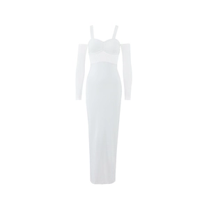Détail d'une robe longue blanche ajustée avec corsage froncé et manches longues séparées