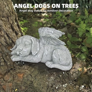 Statue de chien ange de jardin avec ailes dormant sur une racine d'arbre