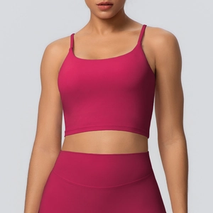 Détail d'une brassière de sport magenta à fines bretelles et son legging assorti