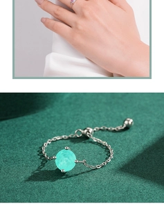 Vista detallada del anillo ajustable de plata S925 con piedra preciosa verde claro engastada