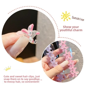 Détail de mini pinces à cheveux fleurs avec strass brillants en rose et violet
