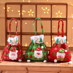 Drei festliche Weihnachts-Geschenkbeutel mit Nikolaus- und Schneemann-Plüschapplikationen