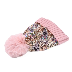 Dettaglio del berretto in maglia rosa con paillettes colorate e un grande pompon di pelliccia