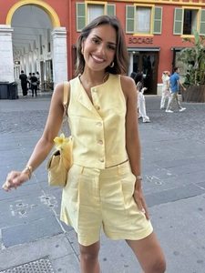 Conjunto de lino amarillo de dos piezas para mujer con chaleco con cuello en V y pantalones cortos