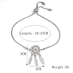 Details von verstellbarem Edelstahl Armband mit Traumfänger Motiv und drei Federn