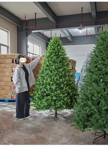 Confronto tra alberi di Natale artificiali in PE verde da 160 cm e 240 cm con supporto in metallo