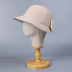 Chapeau de soleil élégant en paille beige avec bord perlé et grand nœud satin