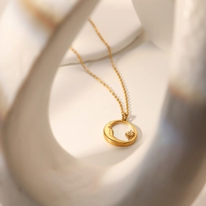 Collier rétro français plaqué or 18k avec pendentif lune et soleil en nacre blanche