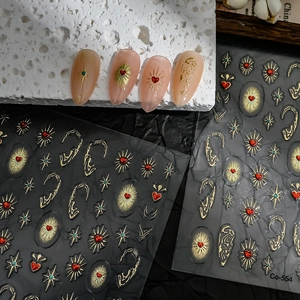 Détail des stickers ongles Co-554 avec cœurs rouges et motifs dorés scintillants