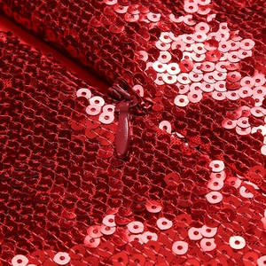 Détail de sequins rouges et fermeture éclair invisible assortie sur la robe sexy