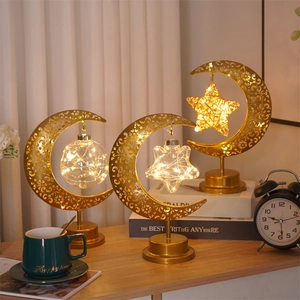 Lampes de table lune dorée en fer avec étoiles LED et boules dans un décor de chambre cosy