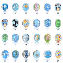 Vista macro de 24 cuentas de plata S925 de tema marino con acabado de esmalte colorido