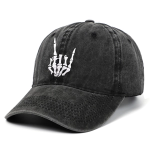 Casquette de baseball en coton noir délavé unisexe avec broderie main de crâne en vue 45 degrés