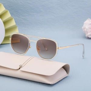 Occhiali da sole squadrati a doppio ponte con lenti sfumate e custodia in pelle beige