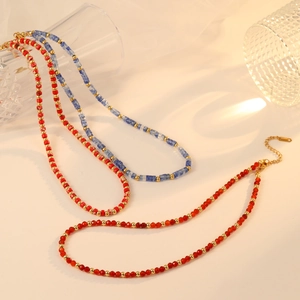 Handgefertigte Perlenkette mit roten und blauen Natursteinen und goldener Kette