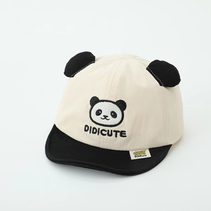 Détail de la casquette bébé avec broderie panda et oreilles 3D noires douces